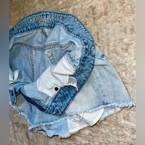 3/$25 LIKE NEW 𝑨𝒎𝒆𝒓𝒊𝒄𝒂𝒏 𝑬𝒂𝒈𝒍𝒆 Jean Shorts - Picture 7 of 15